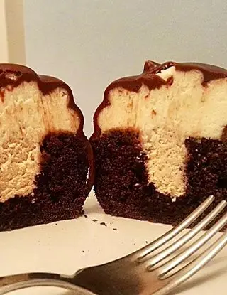 Ricetta Tiramisù da passeggio - tortini al cioccolato e kahlua (liquore al caffè) ripieni di crema allo Sheridan (crema di liquore al caffè) con crema montata al mascarpone e ganache al cioccolato fondente di valentina63