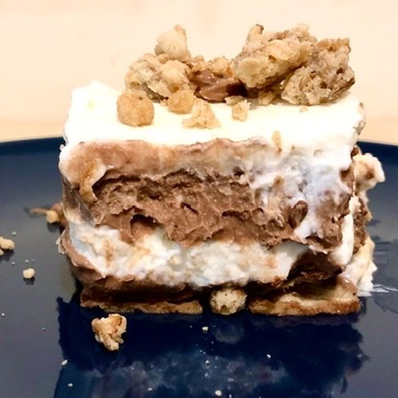 Semifreddo ai wafer con ganache al cioccolato al latte e crema leggera al cocco