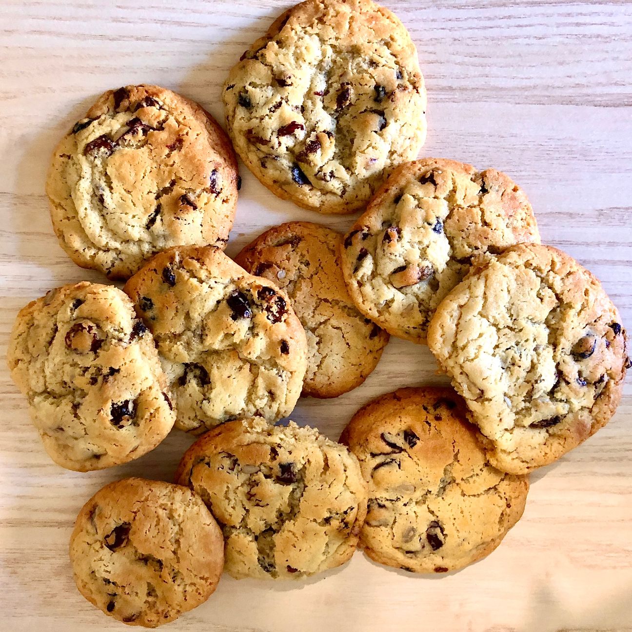 Healthy cookies con bacche di goji, semi di girasole 🌻 dorati, uvetta 🍈 e ribes nero