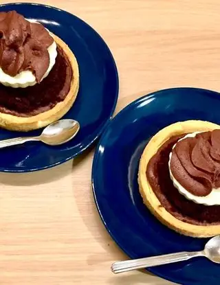 Ricetta Tartellette di pasta frolla 🥧 con sponge cake al cioccolato, bavarese al cioccolato bianco e ganache al doppio cioccolato 🍫 di valentina63
