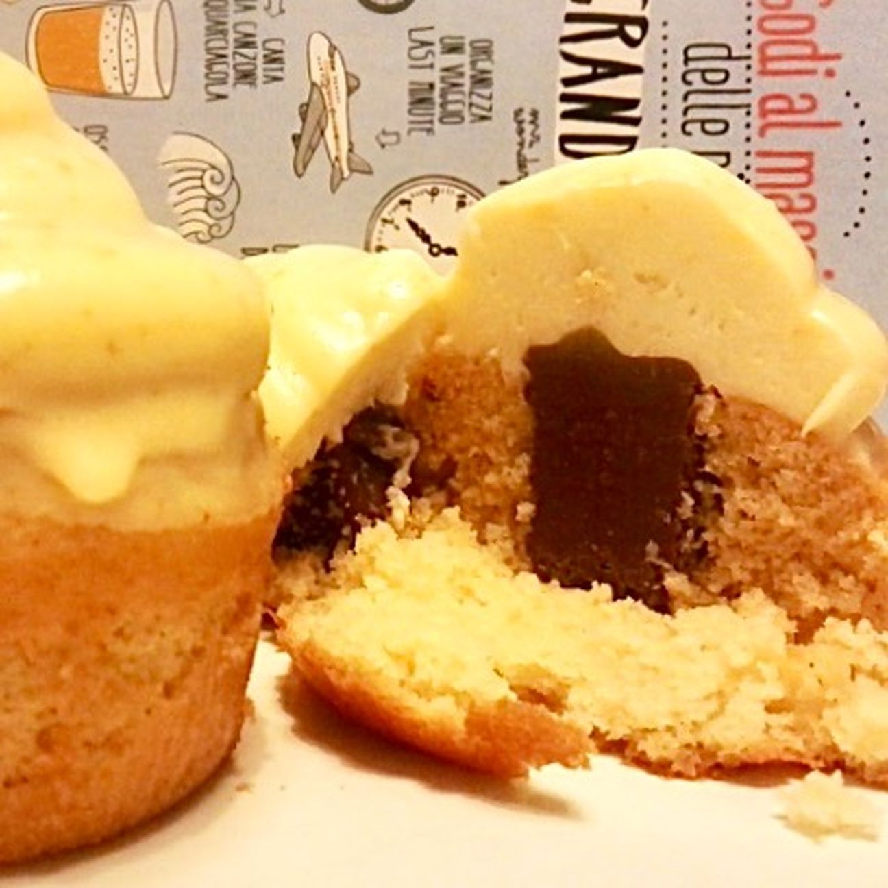 CUPCAKES 🧁 AL BURRO D’ARACHIDI 🍯 CON RIPIENO DI NUTELLA 🧉, CREMA MONTATA AL MASCARPONE 🍦, GANACHE AL CIOCCOLATO BIANCO E BURRO D’ARACHIDI