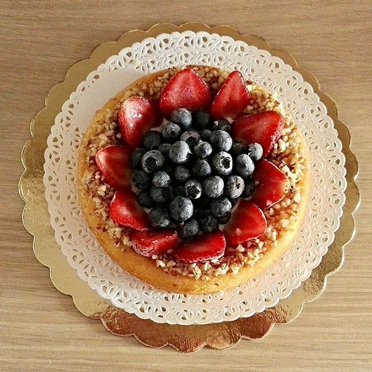 Crostata con pasta frolla alle mandorle, crema pasticciera e frutta fresca 🍓🍒🍇
