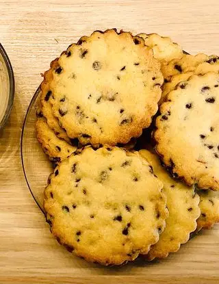 Ricetta BISCOTTONI 🍪 DI PASTA FROLLA CON GOCCE DI CIOCCOLATO 🍫 di valentina63