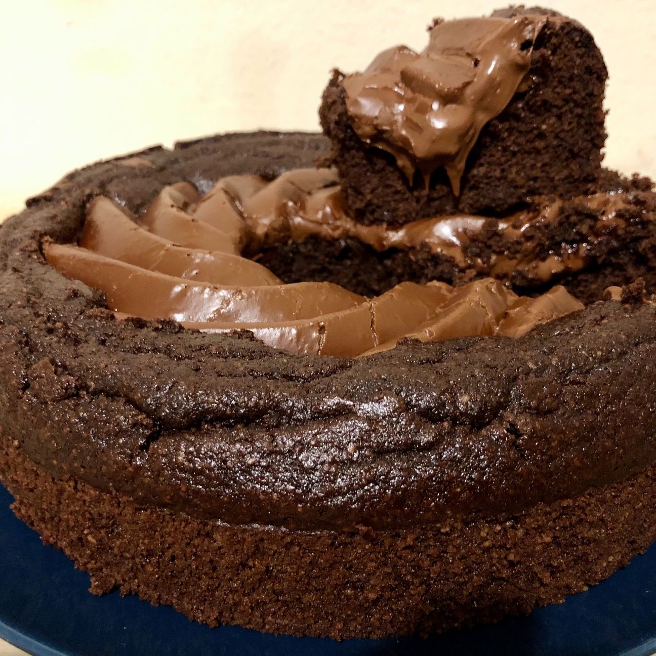 Stracioccolatosa 🍫 senza glutine al cocco 🥥 e avena con yogurt, ripieno di Nutella 🧉e gocce di cioccolato 🍫