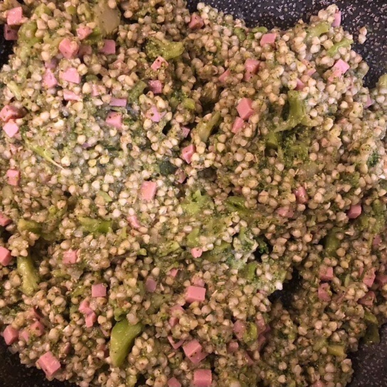 One- pot healthy meal 💪🏻: grano saraceno 🎋 alla paprika con broccoli 🥦 e dadini di prosciutto cotto 🍖