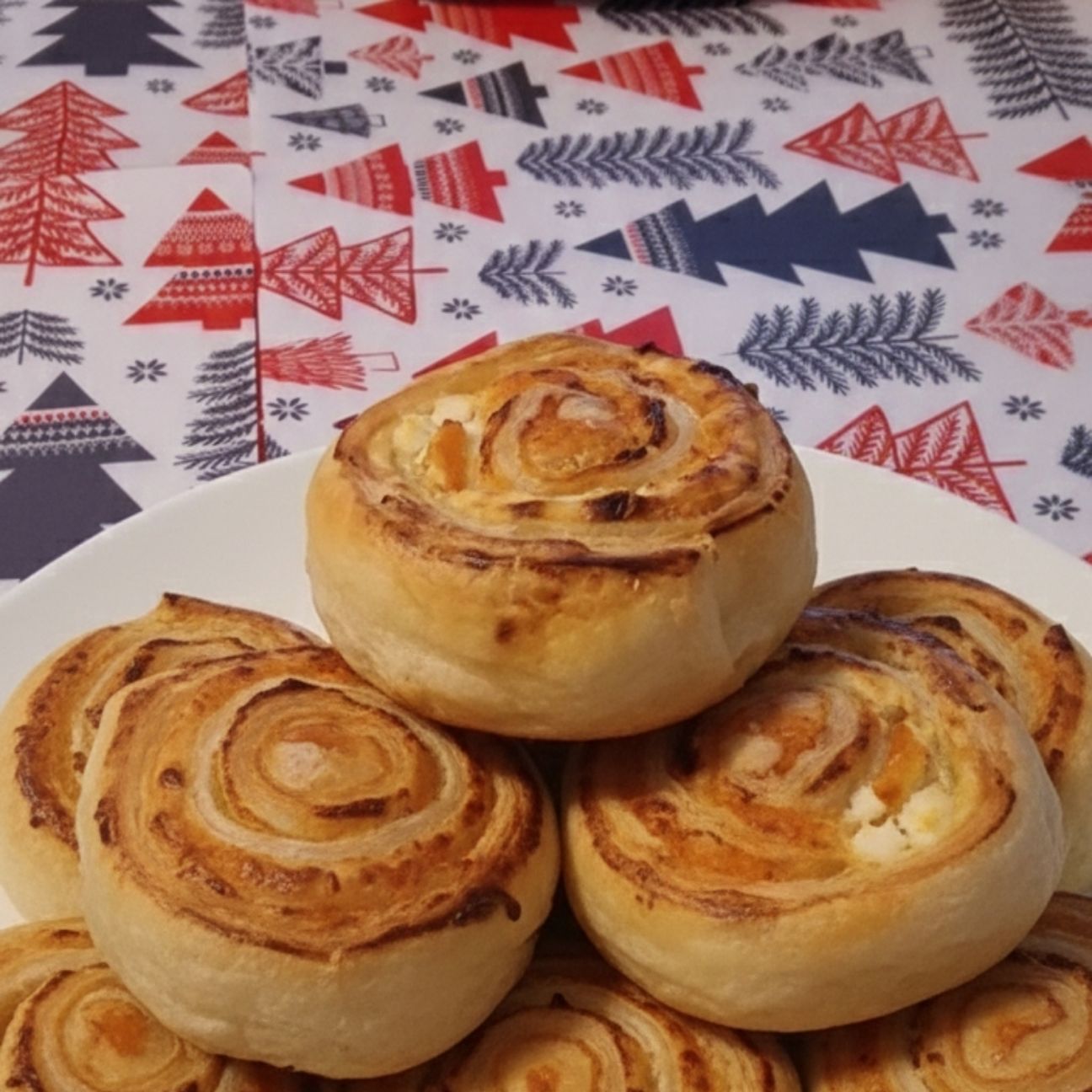 Girelle di sfoglia al formaggio spalmabile e salmone