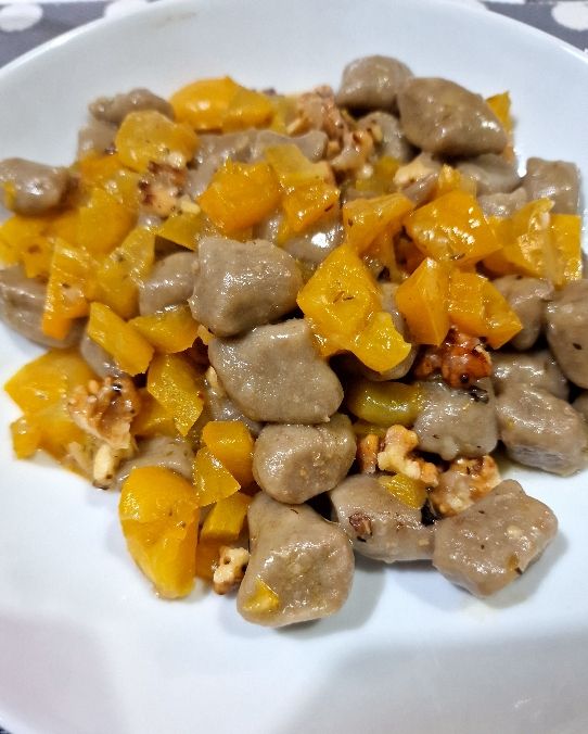 Gnocchi di lenticchie con peperoni e noci