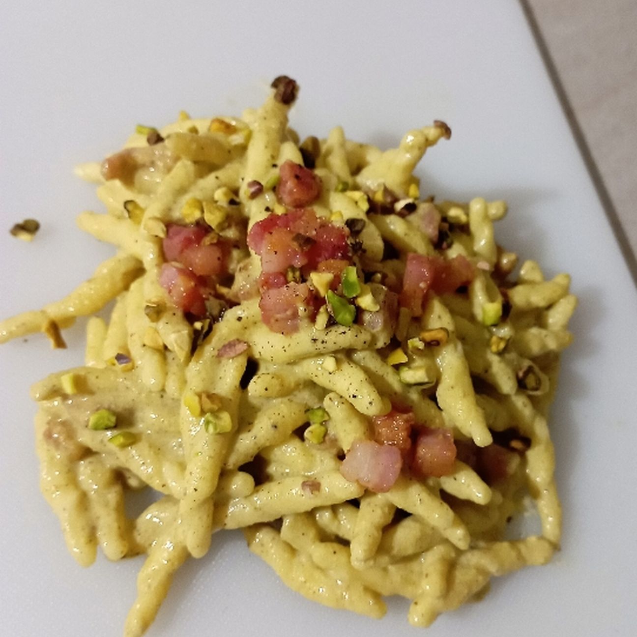 Strozzapreti con crema di pistacchio e pancetta