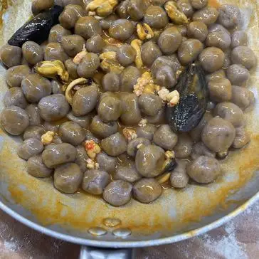 Ricetta Gnocchi di patate viola con cozze e gamberi di luvi.r