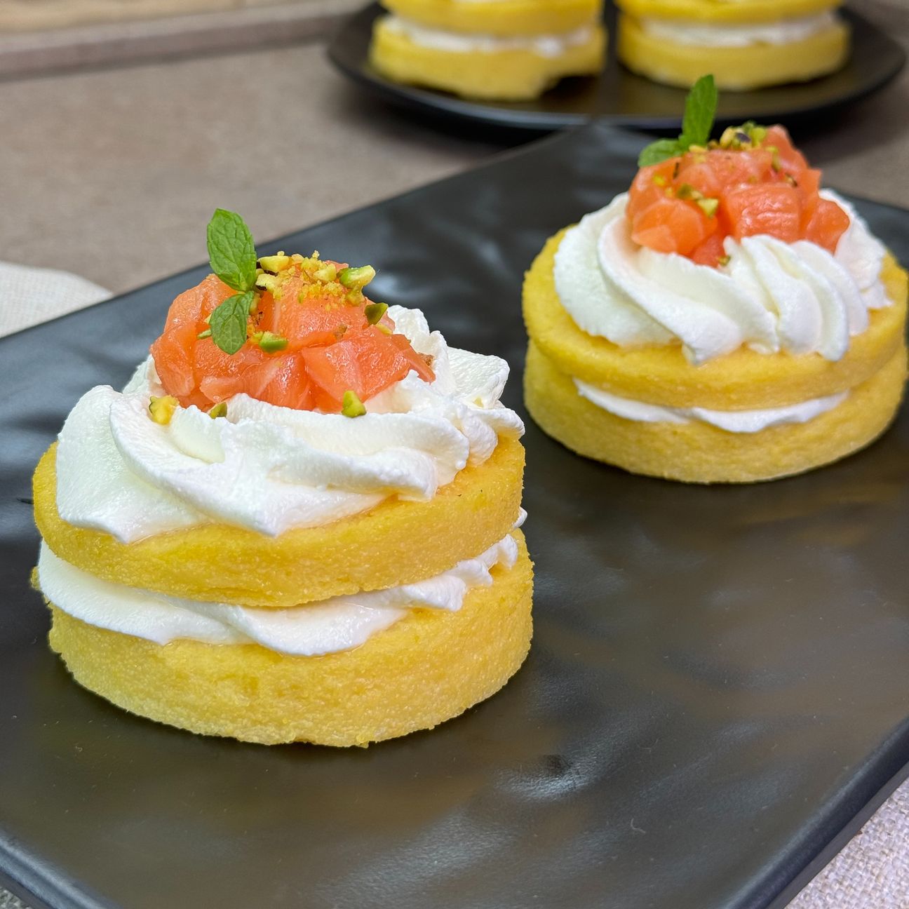 Medaglioni di Polenta Valsugana con robiola e tartare di salmone
