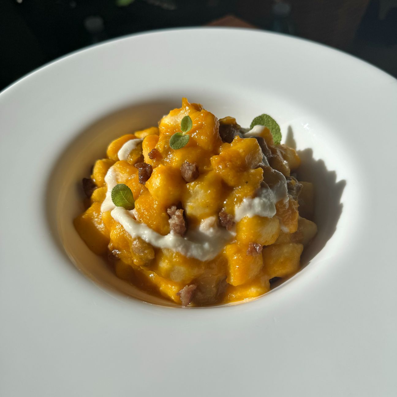 Gnocchi di polenta integrale con crema di zucca, salsiccia e pecorino