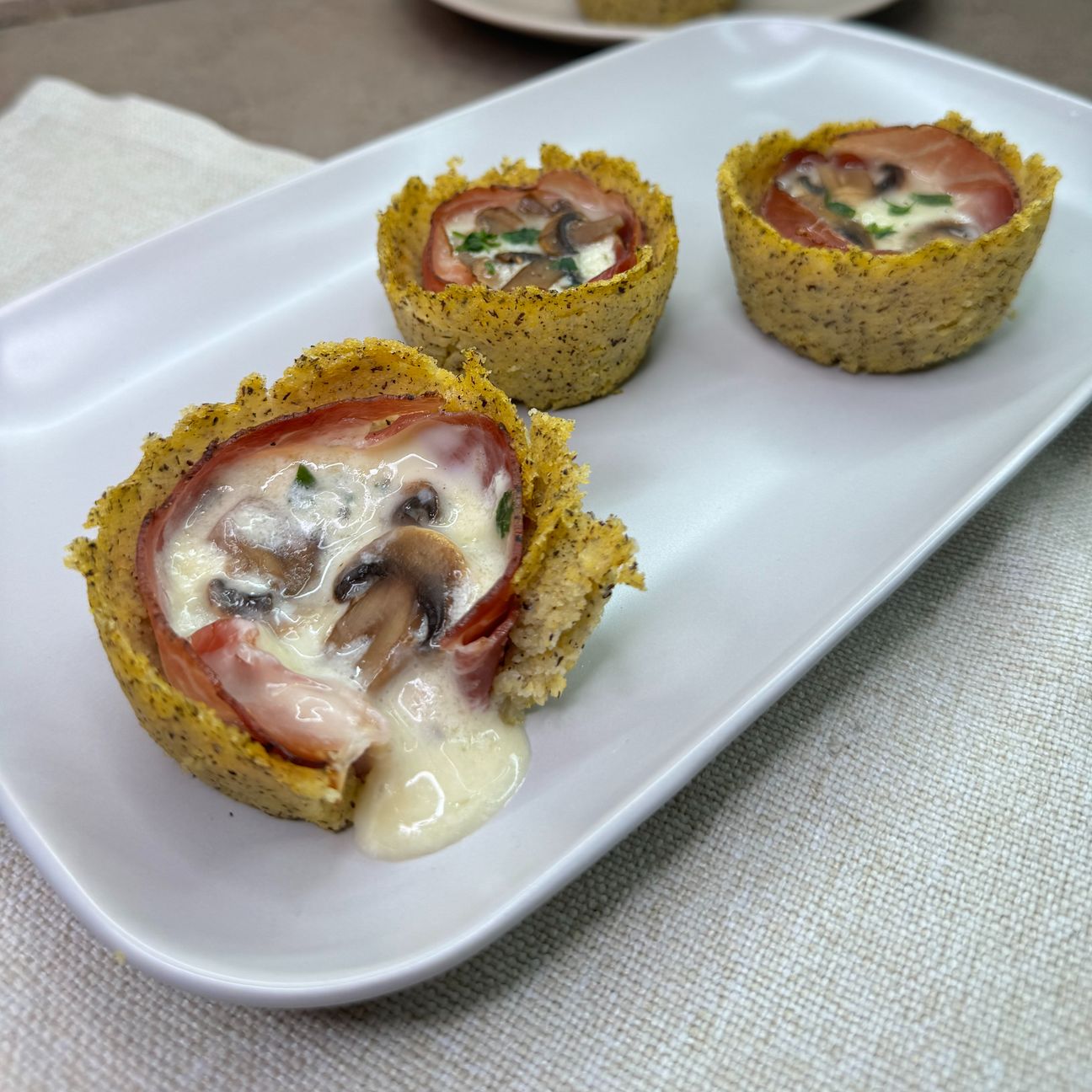 Cestini di Polenta Taragna con gorgonzola, speck e funghi