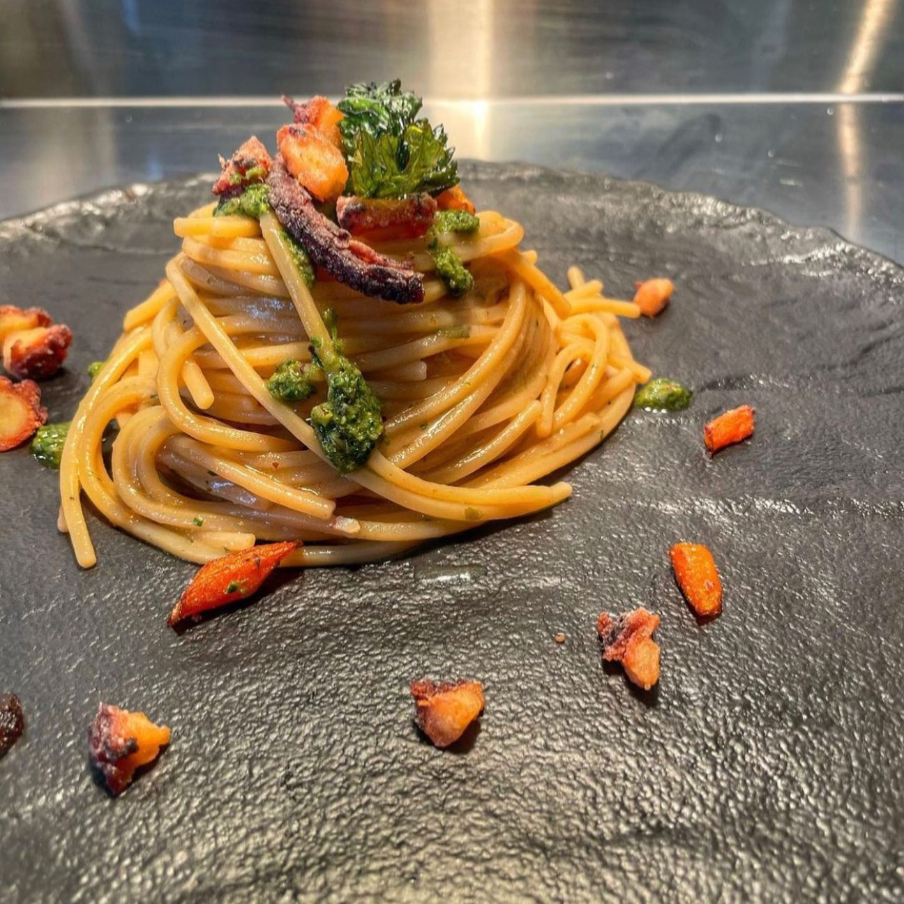 Spaghetti con polipo e battuto di basilico