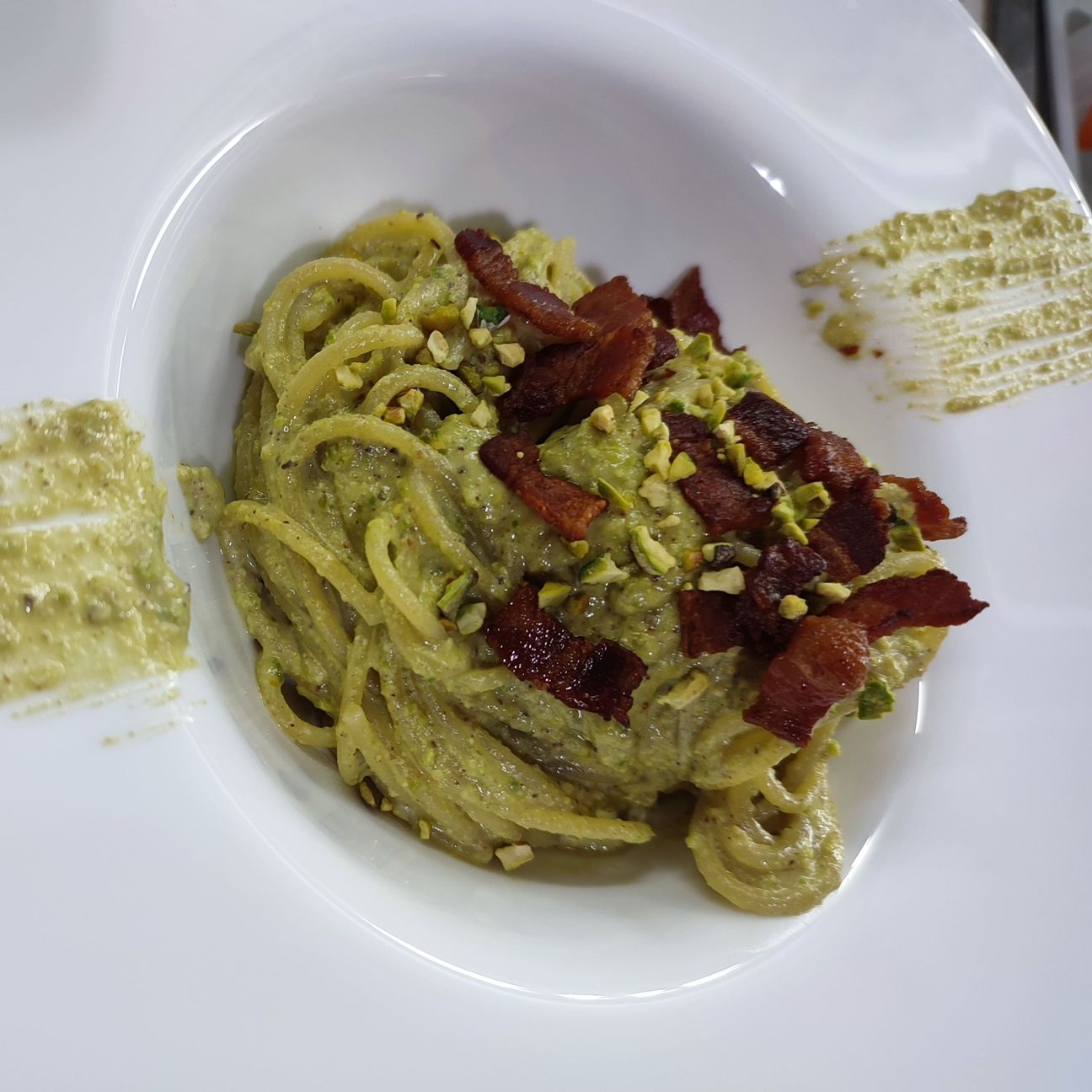 Spaghetti pesto di pistacchi e pancetta croccante