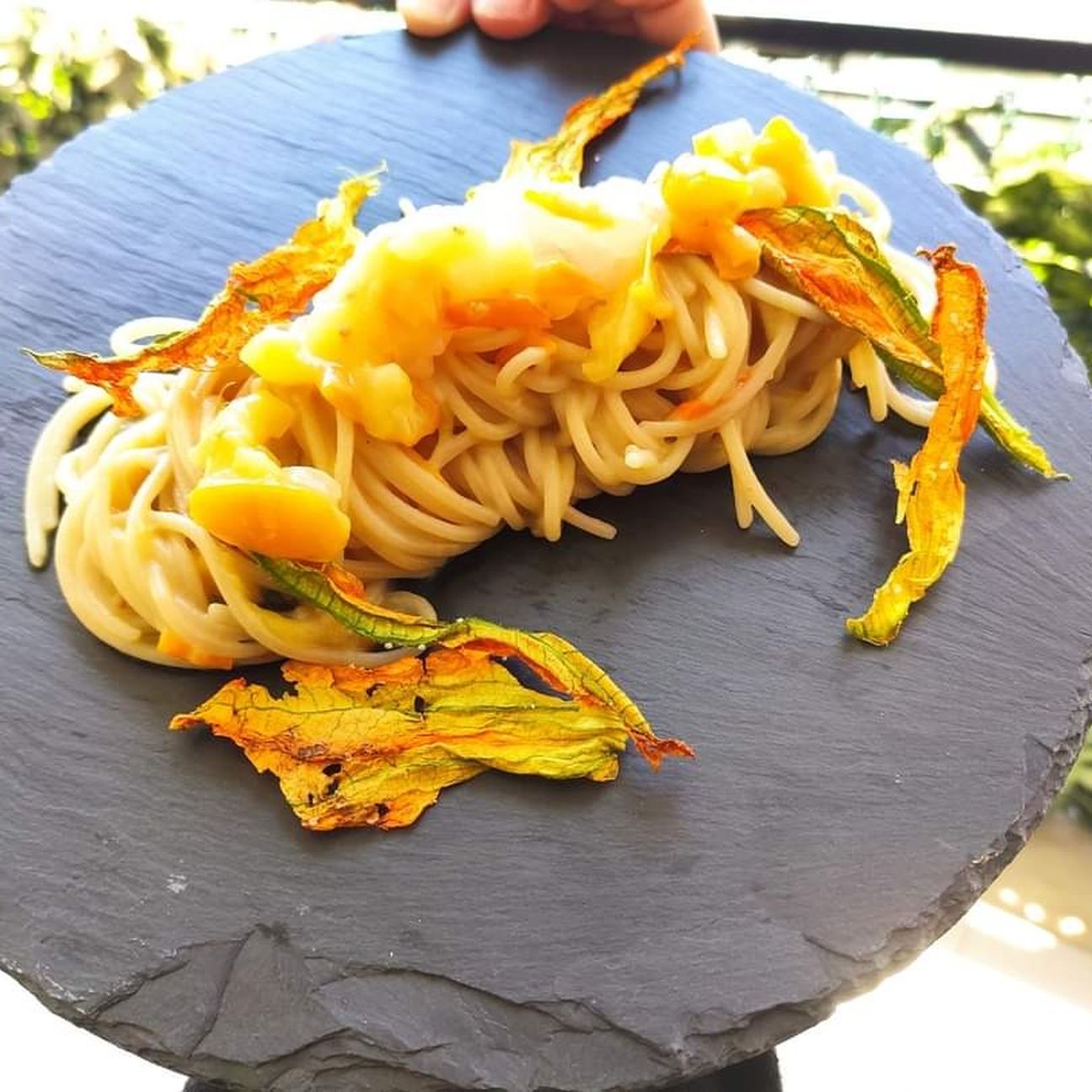 Spaghetto Datterini gialli,Fiori di zucca secchi e Tartare di scampi