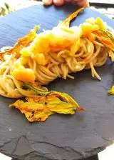 Ricetta Spaghetto Datterini gialli,Fiori di zucca secchi e Tartare di scampi