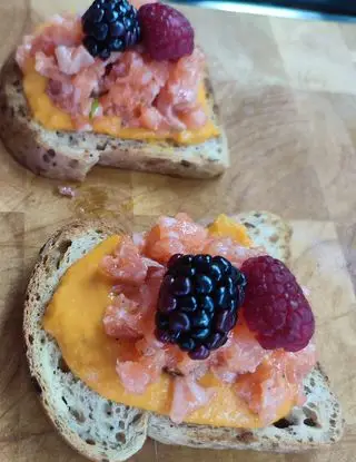 Ricetta Pane tostato con vellutata di zucca,tartare di salmone e frutti di bosco di alessiostark91