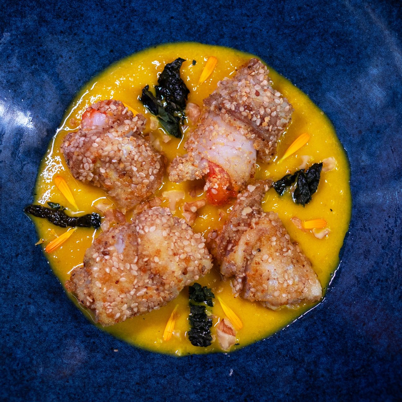 Involtini di spigola e gambero su crema di peperone giallo e Chips di cavolo nero
