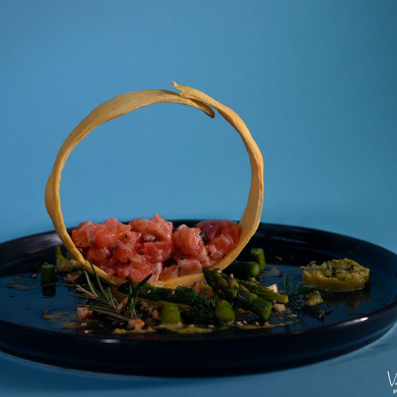 Tartare di Salmone in Cialda di pane,crema di asparagi e zabaione salato con punte di asparagi e erbe aromatiche