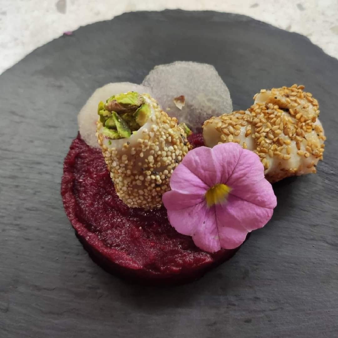 Involtini di spigola in crosta di sesamo,crema di rapa rossa e pera