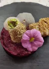 Ricetta Involtini di spigola in crosta di sesamo,crema di rapa rossa e pera