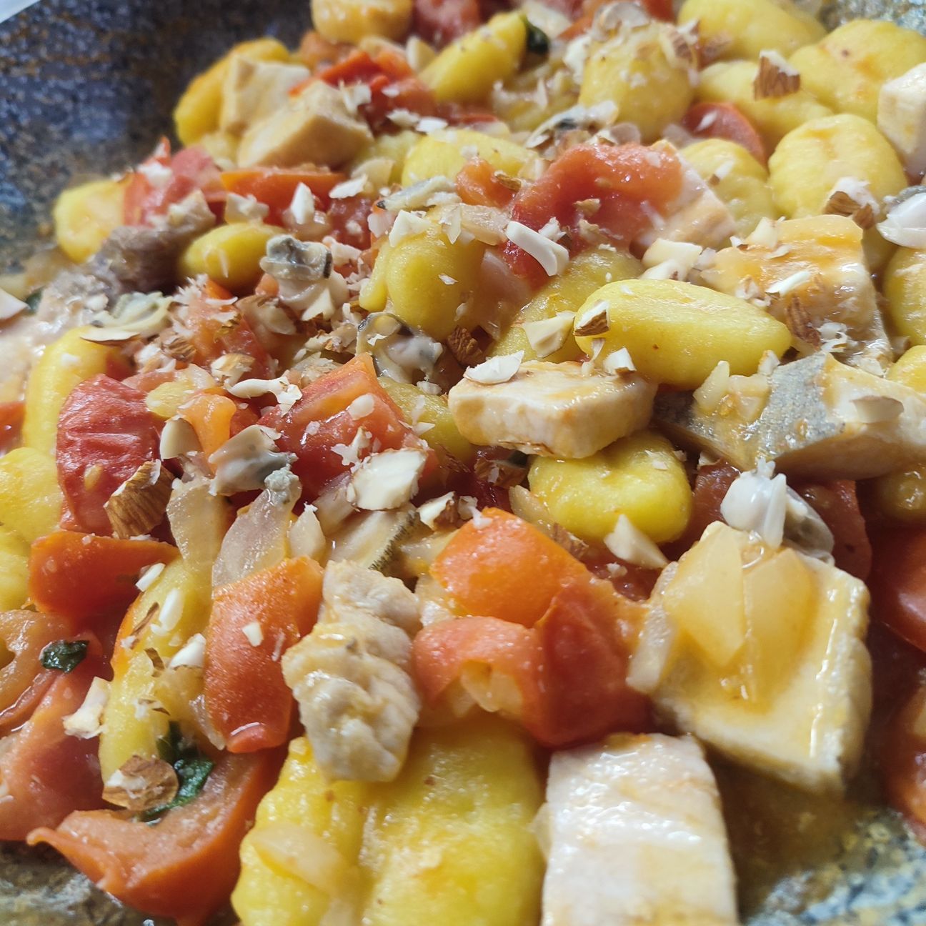 Gnocchi pesce spada, pomodorini e mandorle