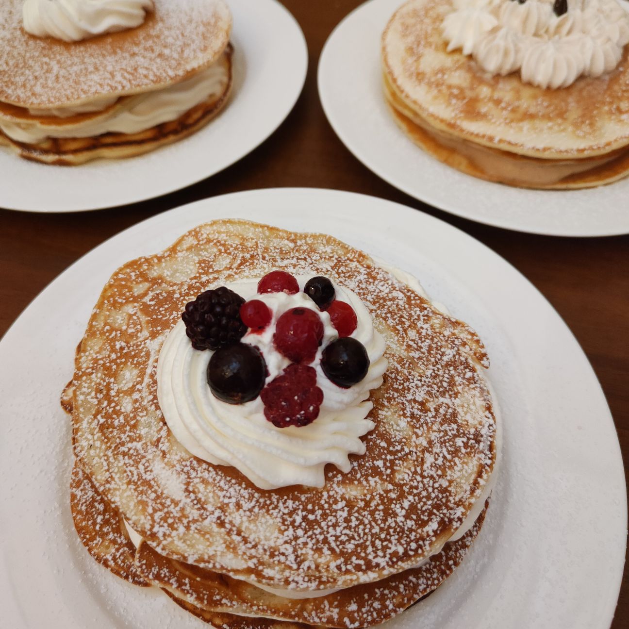 Pancakes con panna al caffè, ai frutti di bosco e all'amarena