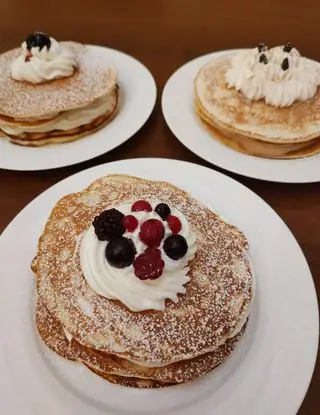 Ricetta Pancakes con panna al caffè, ai frutti di bosco e all'amarena di giovanna.longo64