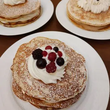 Ricetta Pancakes con panna al caffè, ai frutti di bosco e all'amarena di giovanna.longo64