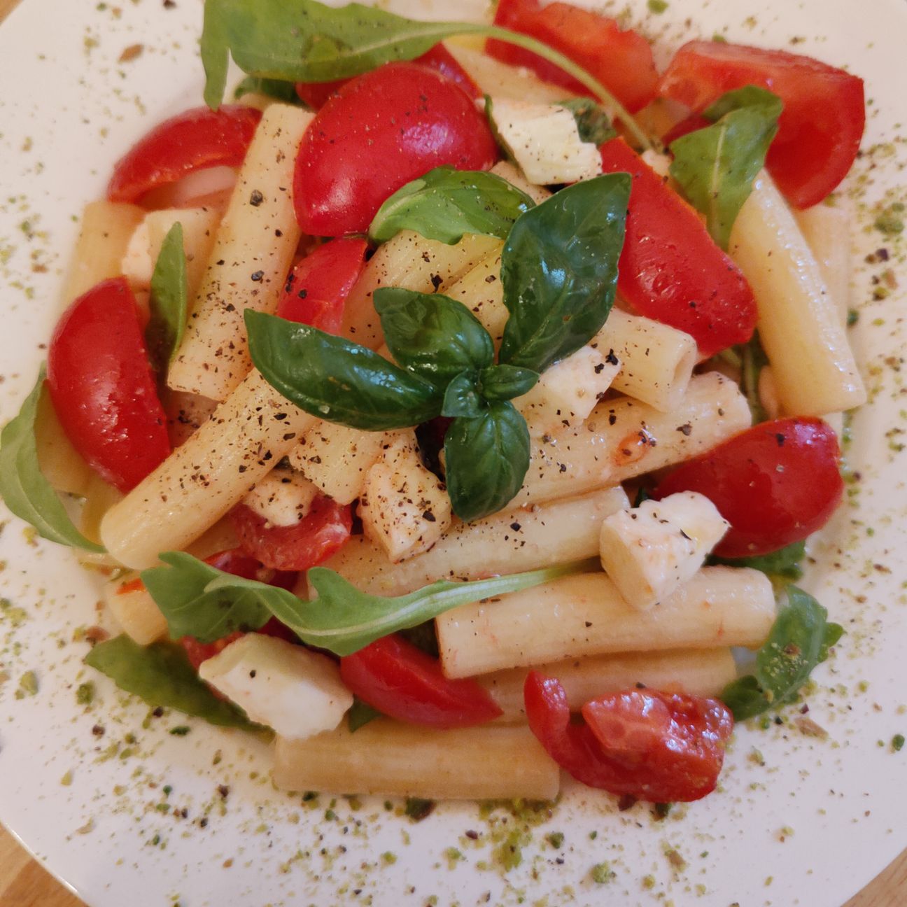 Pasta fredda con pomodorini, mozzarella e rucola.