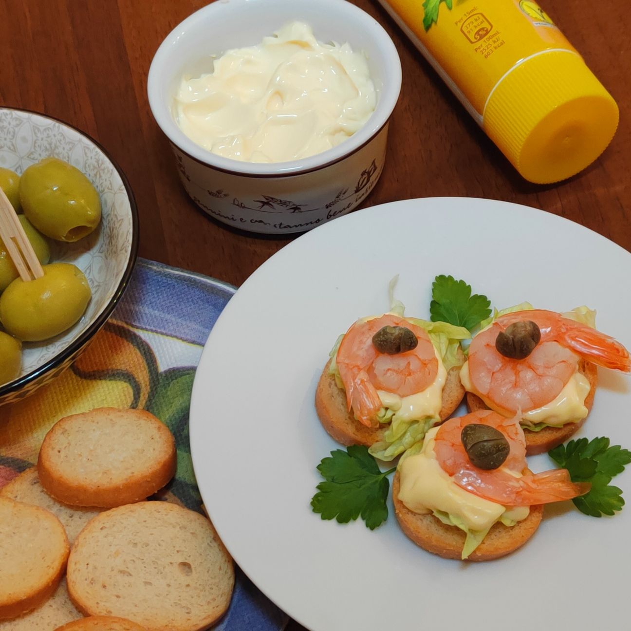 Antipasto con gamberi e maionese