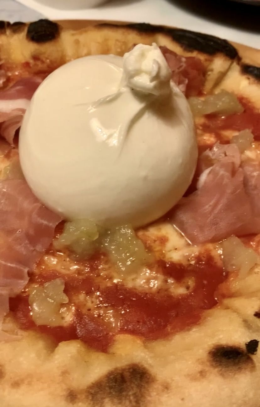 Pizza con cornicione ripieno di ricotta