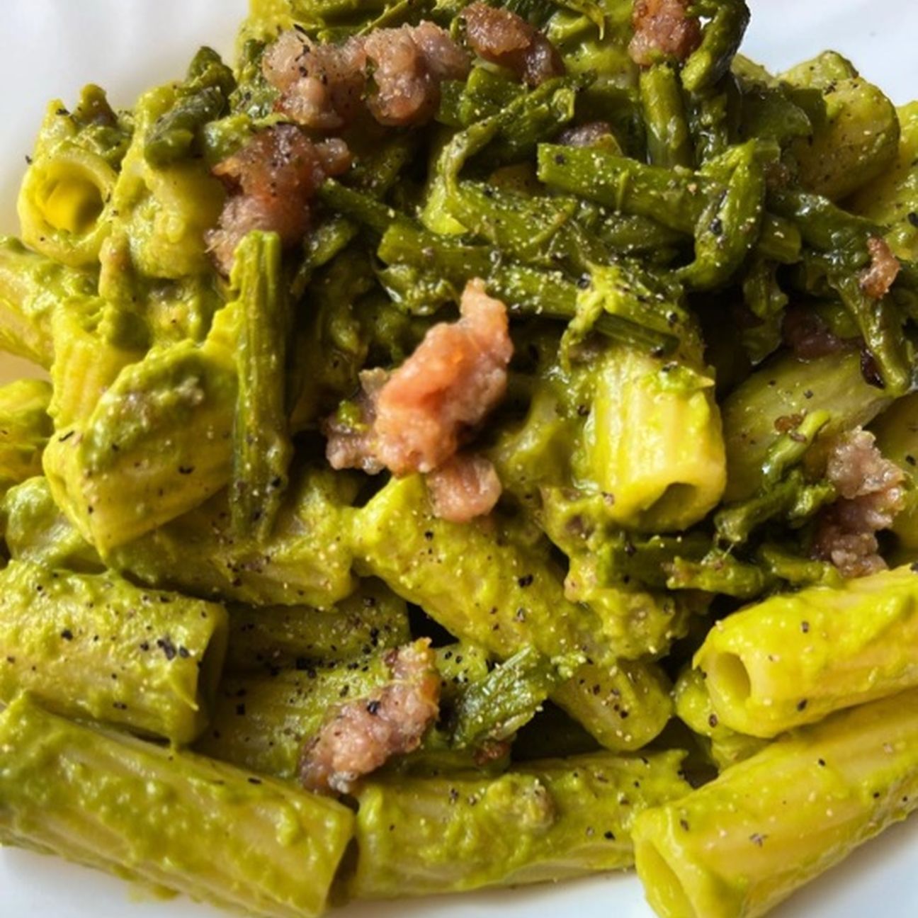 Pasta con crema di asparagi e salsiccia