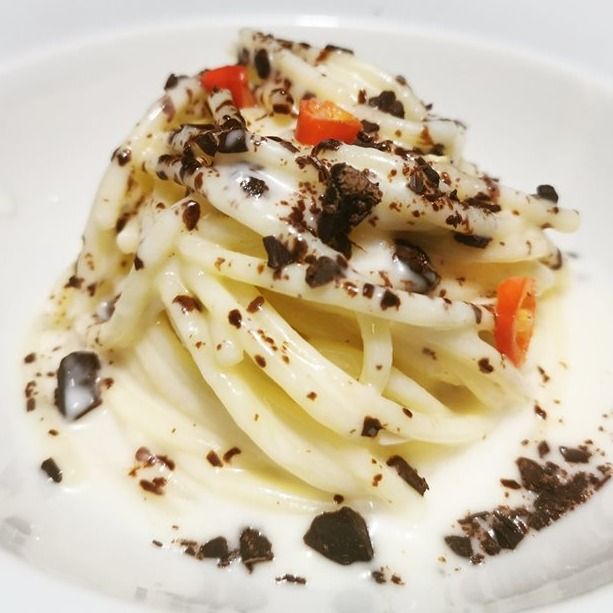 Spaghettone con fonduta di gorgonzola dolce Igor, cioccolato fondente e peperoncino