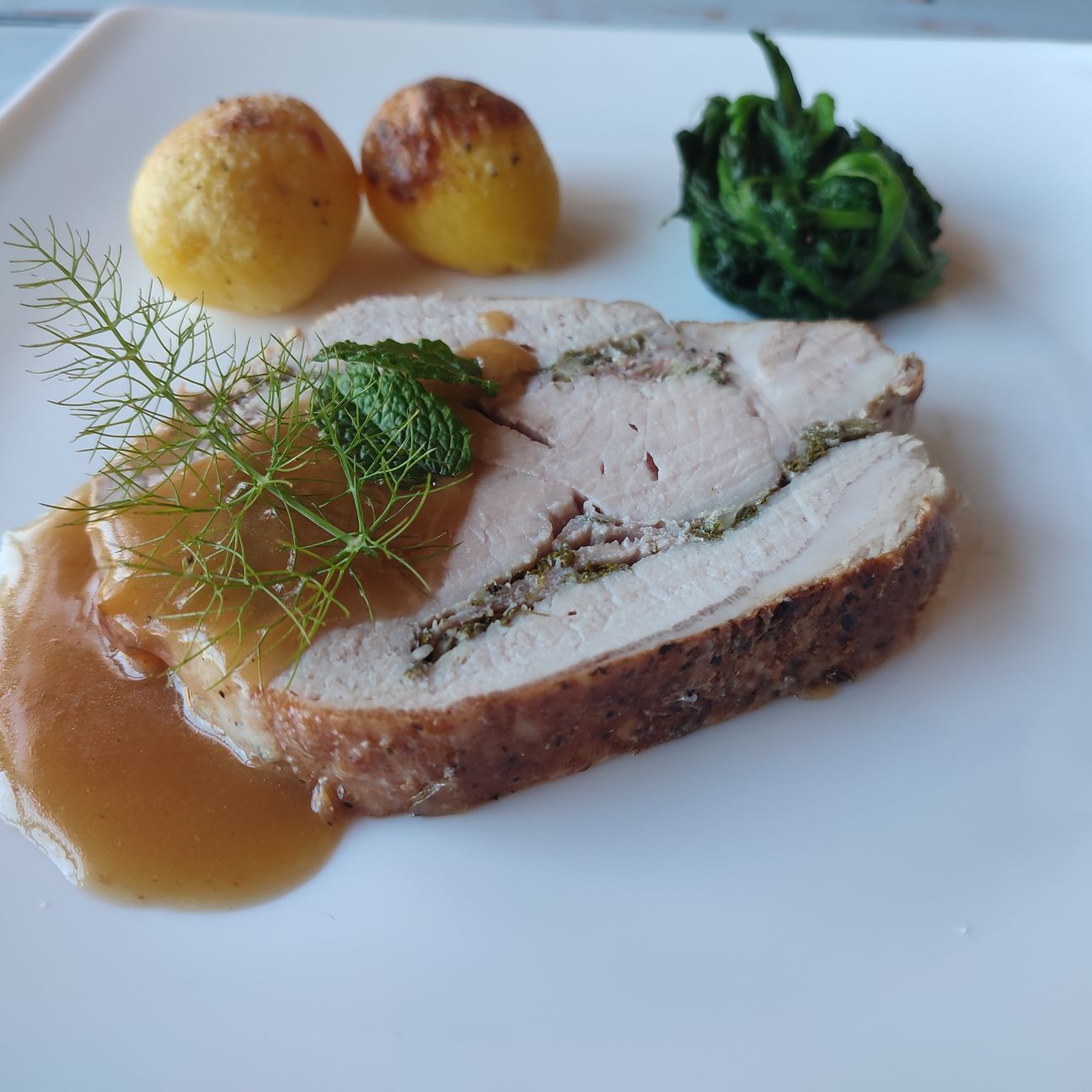 Lonza di maiale porchettata con speck, menta e finocchietto selvatico