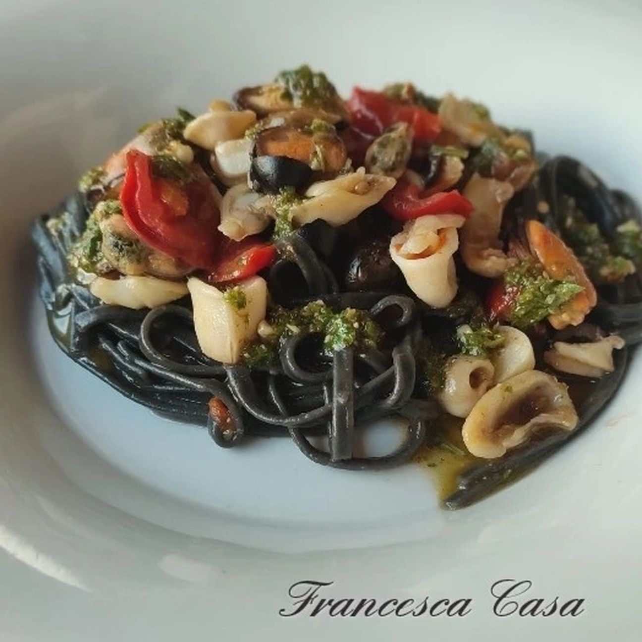 Linguine nero di seppia alla marinara e pesto di basilico..