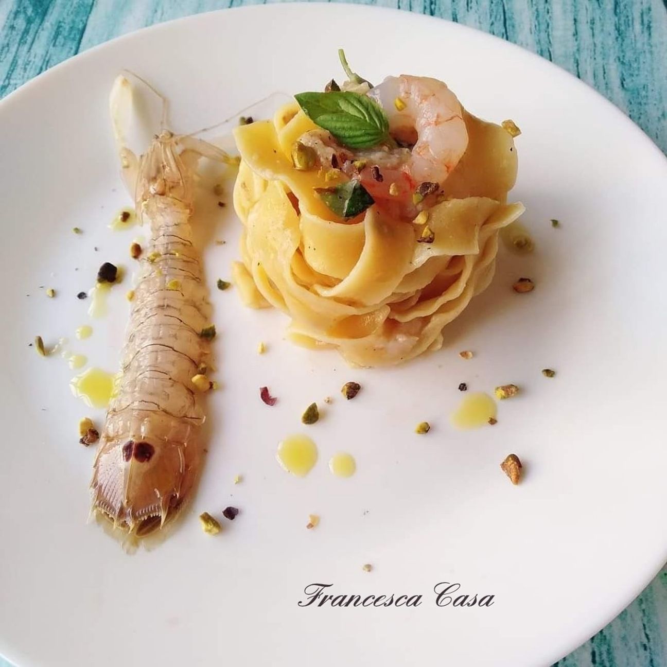 Strappatelle con aglio, olio, tartare di canocchie e gamberetti con basilico e pistacchi