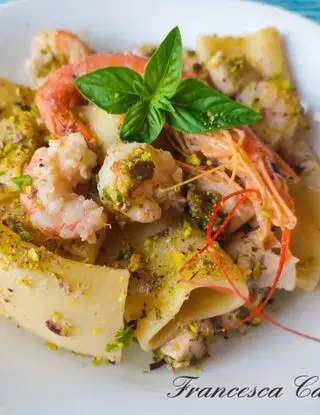 Ricetta Paccheri con pesto di pistacchi, pesce spada e gamberoni  di cucina_di_casa