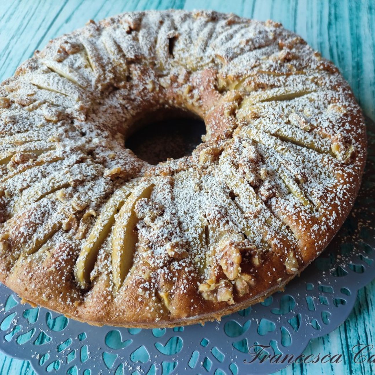 Ciambella con mele e noci
