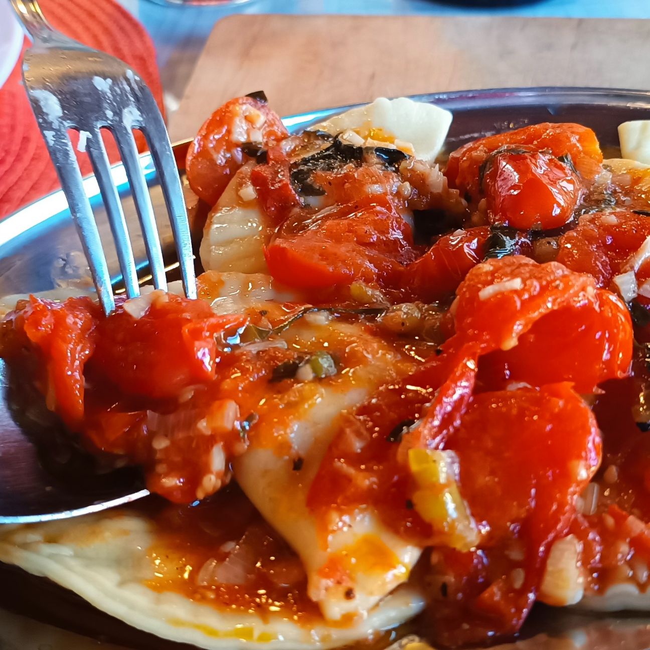 Ravioli ripieni di ricotta e pomodori secchi con salsa di pomodorini freschi