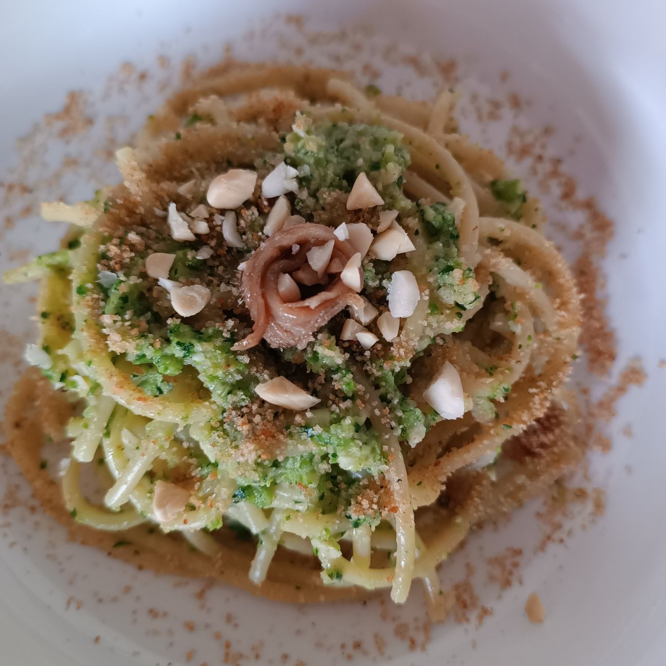 Bucatini con pesto di zucchine e Alici sott'olio del Mar Cantabrico e mollica atturrata