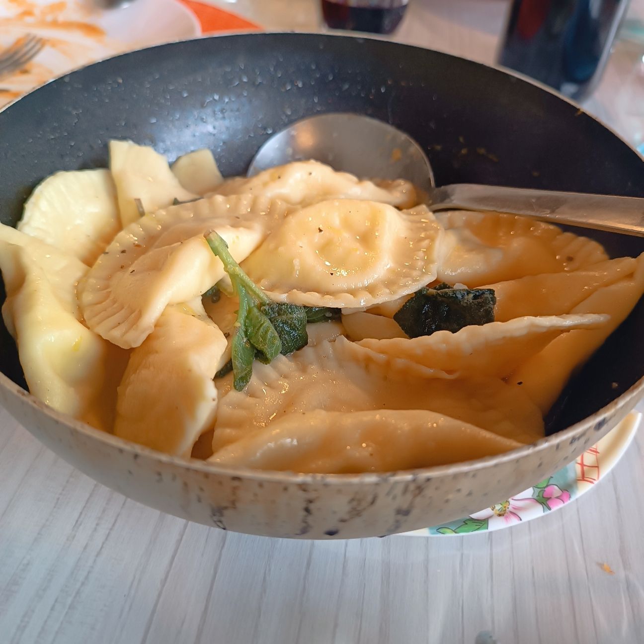 Ravioli di ricotta e limone al burro, salvia e limone
