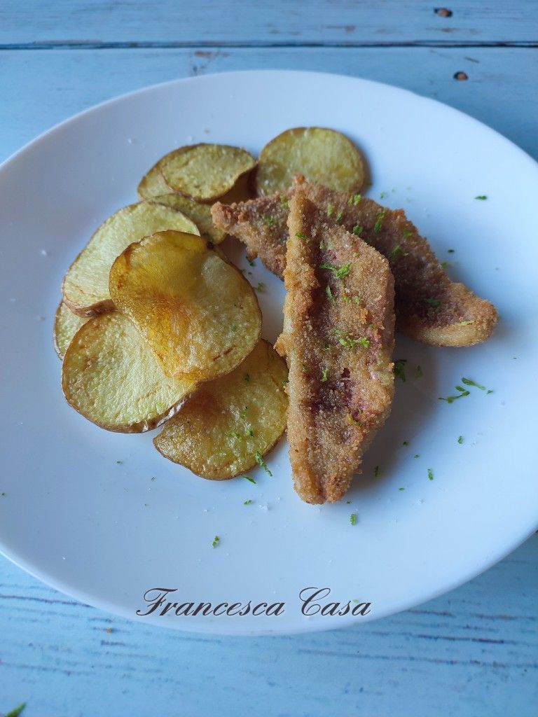 Filetti di triglia a cotoletta e chips di patate