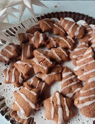 Ricetta Biscotti con frolla al cacao, gocce di cioccolato bianco e glassa all'acqua di cucina_di_casa