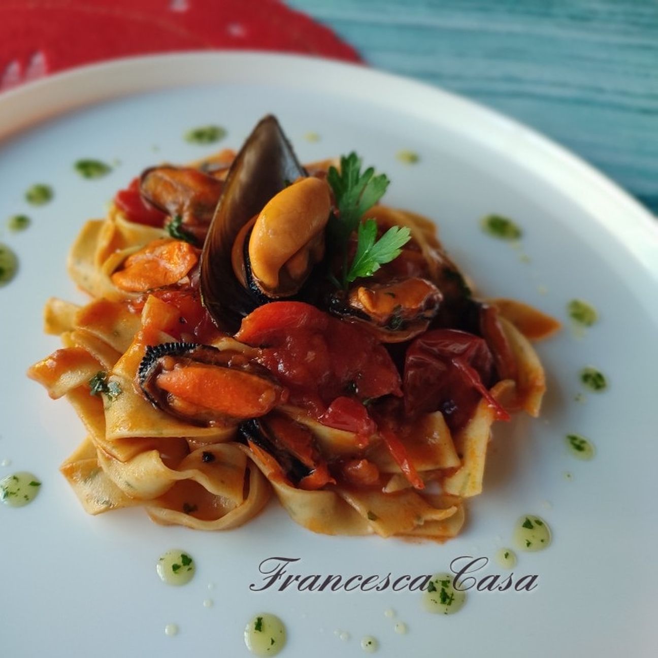Fettuccine fresche al prezzemolo nell' impasto con sugo di cozze... #NataleAltaCucina
