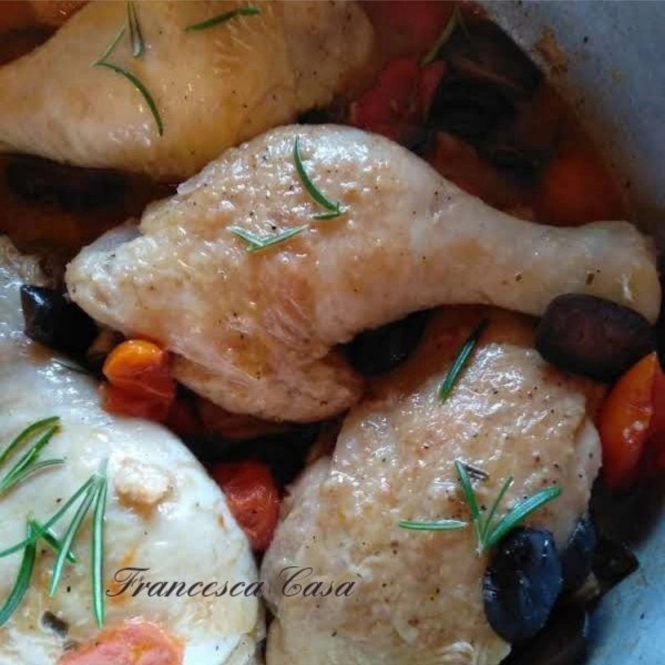 Cosce di pollo in padella con olive e pomodorini...