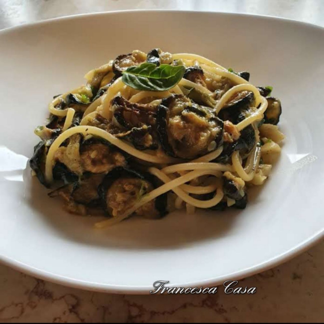Spaghetti con la zucchina fritta alla siciliana