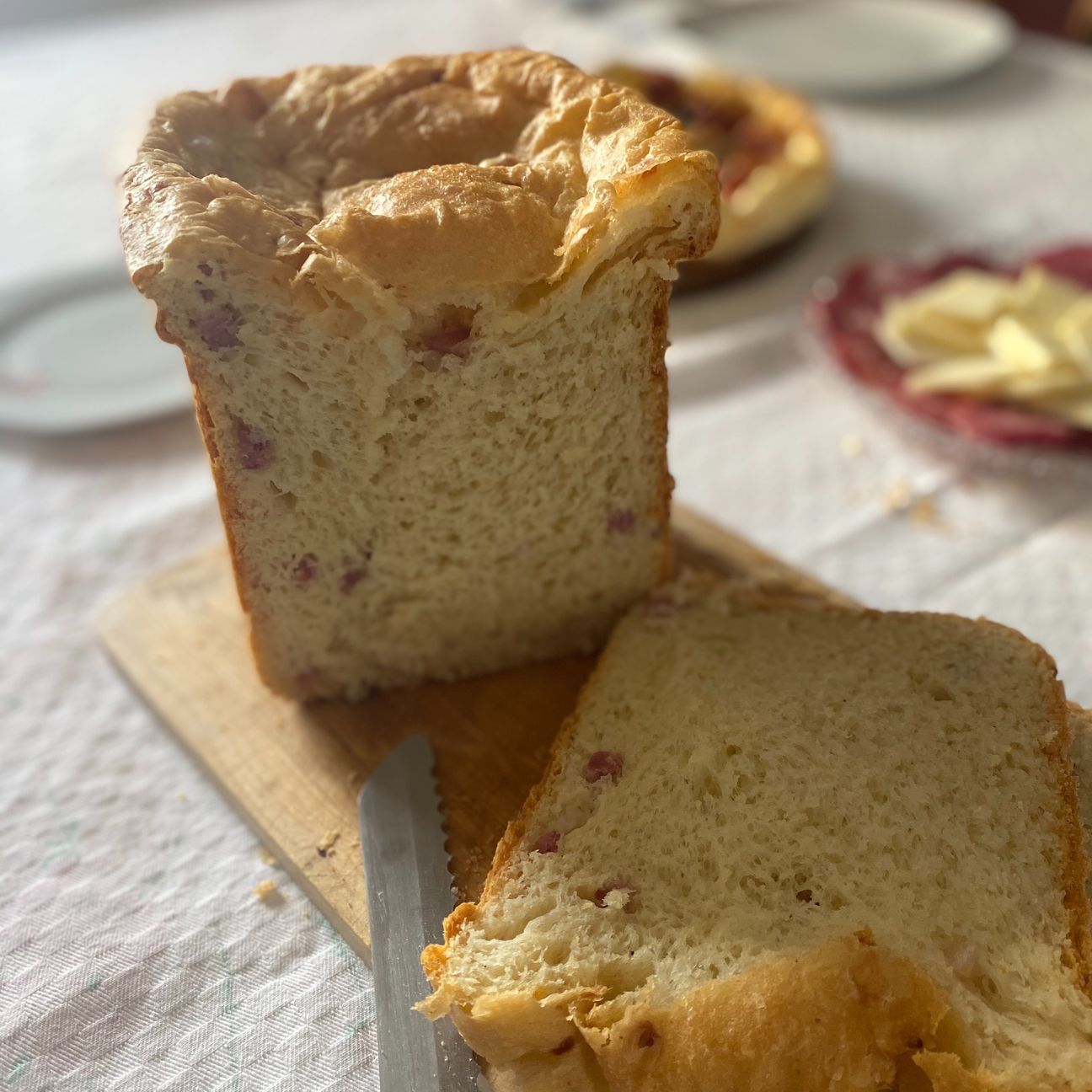 Torta al formaggio e soppressata con macchina del pane