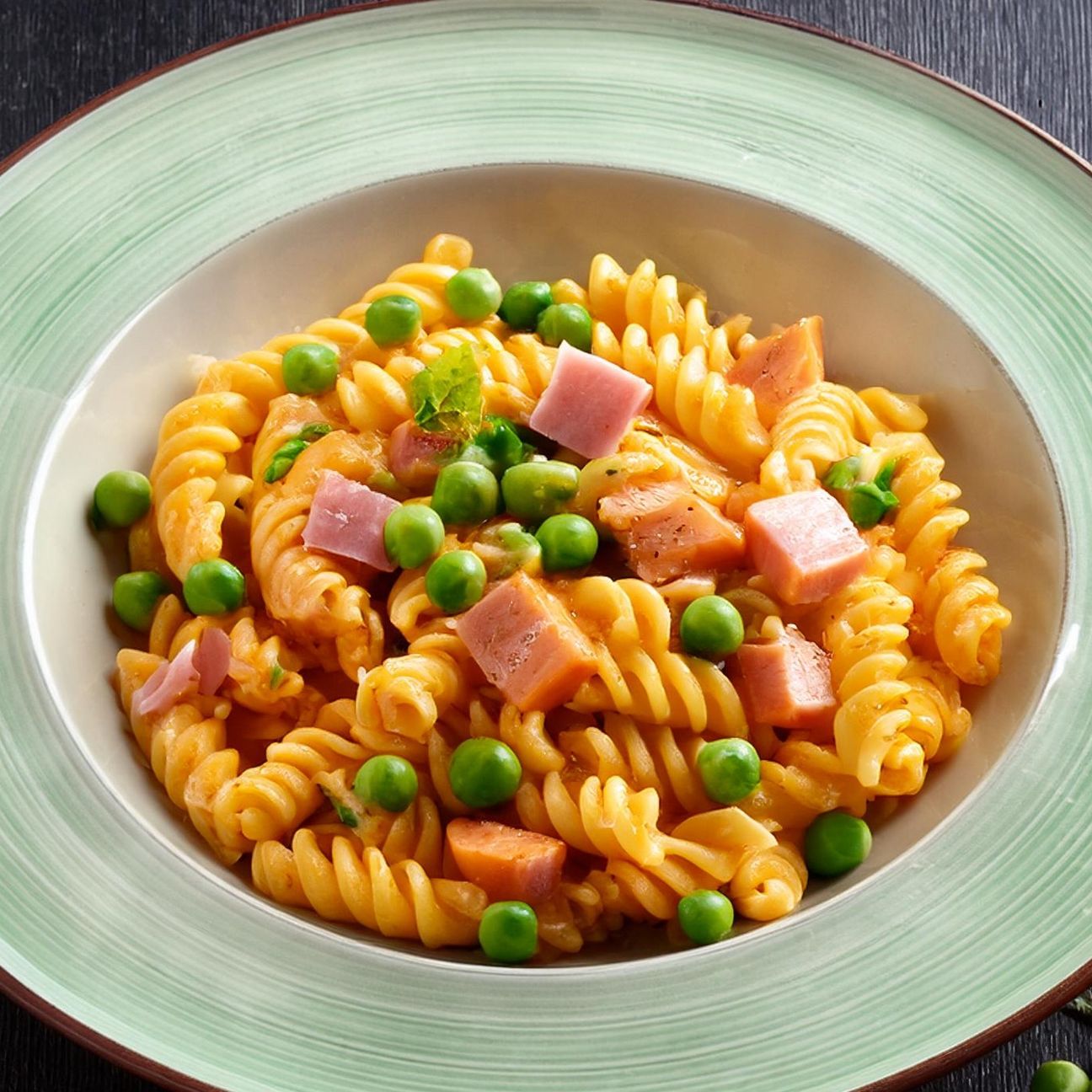 Fusilli con crema di zucca, piselli e prosciutto cotto