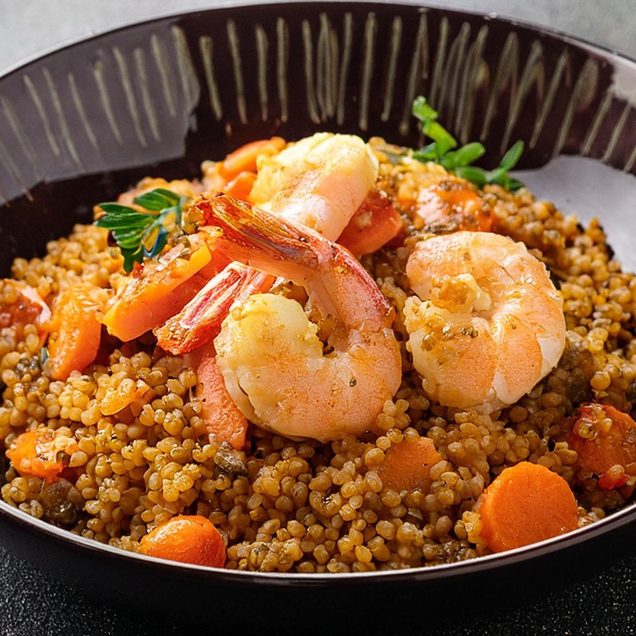 Couscous con lenticchie, gamberetti e carote